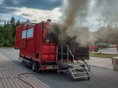 Rauchsäulen am Rande der Stadt