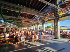 Festbesucher trotzen der Hitze