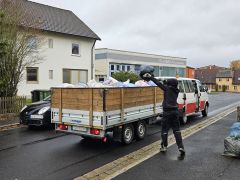 Drei LKW-Ladungen voller Altkleider