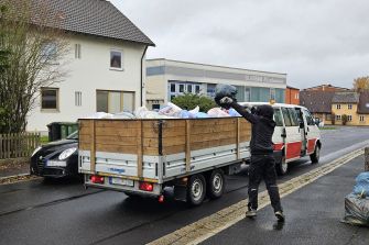 Drei LKW-Ladungen voller Altkleider